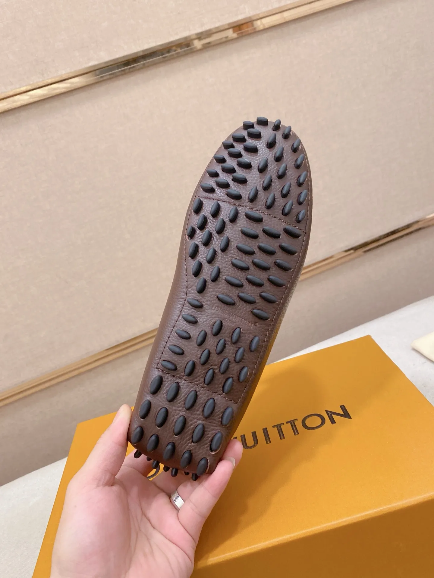 Factory price: 500💰High-end quality! LV 🆕🆕Exclusive hot-selling products in stock🔥🔥New products on the shelves, high-quality Ferragamo men's pea shoes, high-end casual driving shoes, with complete packaging! 💪 💪 Material: imported pebbled first-layer cowhide 🐂 + imported high-quality buffalo leather lining + wear-resistant outsole 👍🏻👍🏻 Features: high-end and comfortable, purely handmade 🚀 🚀 Create the perfect shoe that suits you best 🔥 🔥 Size: (38-44) 45 standard size can be customized!